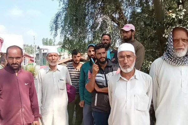 Budgam locals stage protest demand construction of bridge