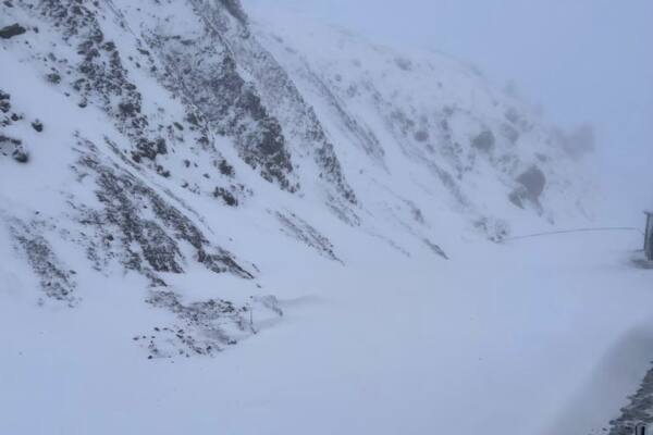 Heavy snowfall closes Mughal Road