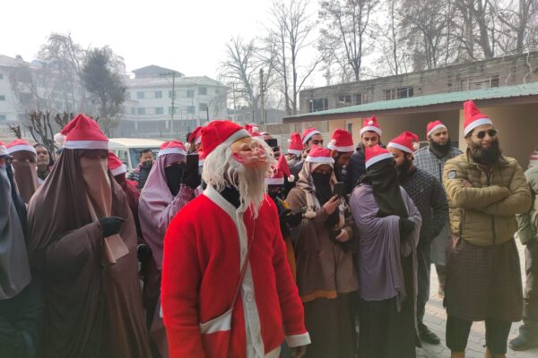 Kashmiri Muslims converge at Srinagar Church to lit up Christmas festivity