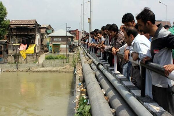 Boy, girl jump in Jhelum in Baramulla, girl rescued