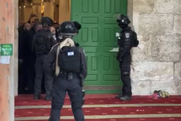 Clashes erupt as Israel police enter flashpoint Jerusalem mosque