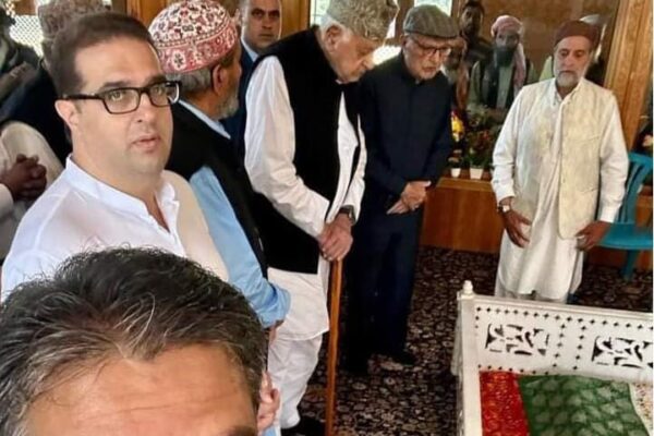 Dr. Farooq Abdullah visits Kangan, pays obeisance at the Shrine of Hazrat Baba Nizam Ud Qiyanwi Naqshbandi (RA)