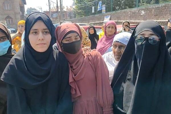 School in Srinagar refuses entry to girls wearing Abaya, students protest 