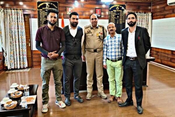 Scribes Meet SSP Pulwama, Mohammad Yousuf (JKPS) to discuss a range of topics.