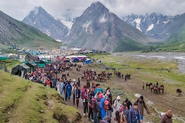 Over 650 stranded Amarnath pilgrims in Qazigund provided assistance