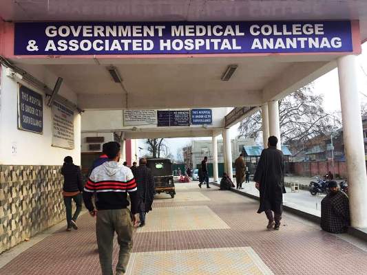 Woman dies at GMC Anantnag, family alleges medical negligence