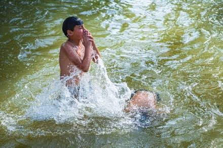 Ganderbal Records Hottest Day of Season at 34.8°C