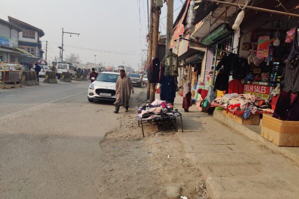 Shopkeepers, vendors encouraged footpaths, Road in Kangan