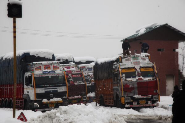 Snowfall Shuts Anantnag-Sinthan Pass, Kishtwar Road