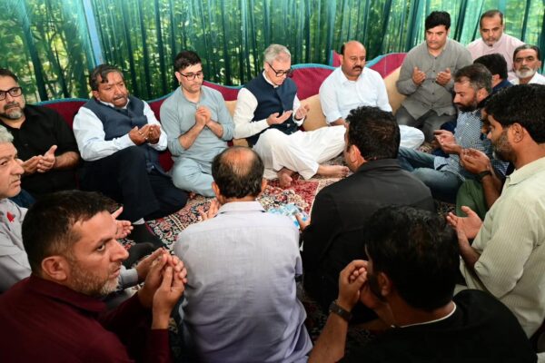 CM Omar Abdullah extends sympathies to Reyaz Ahmad Wani on bereavement, visits family