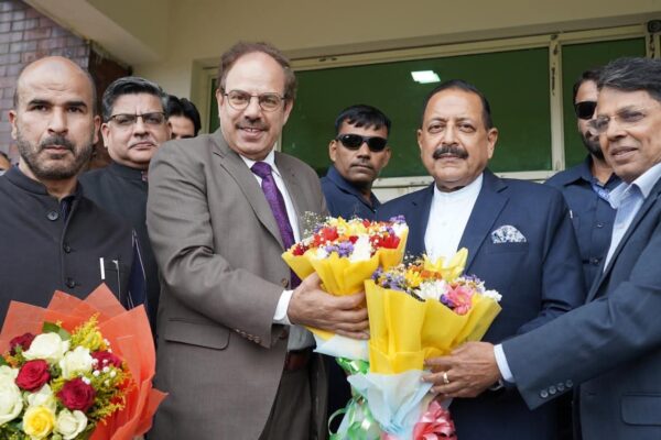 Union Minister Jitendra Singh Inaugurates High-Tech Innovation Centres at IUST