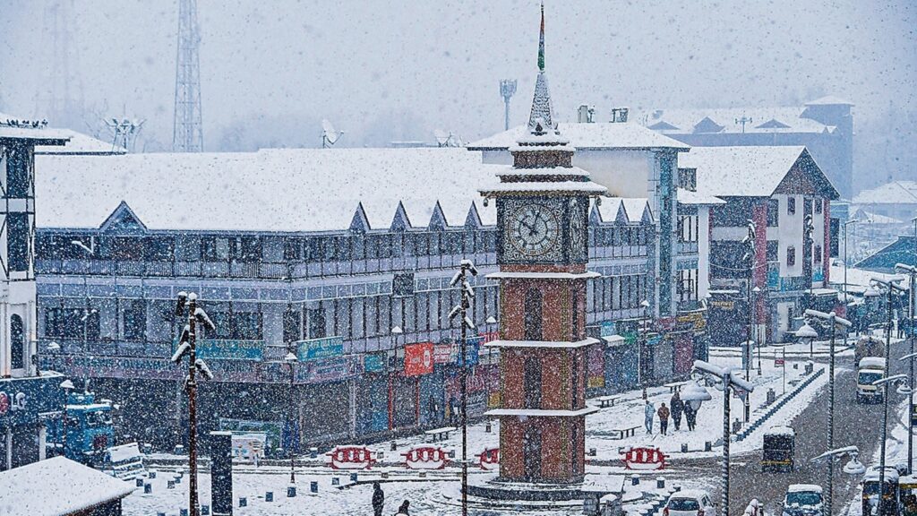 A-sheet-of-snow-blankets-the-Lal-Chowk-in-Srinagar_1707117167639_1707118271194