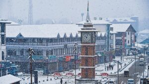 A-sheet-of-snow-blankets-the-Lal-Chowk-in-Srinagar_1707117167639_1707118271194