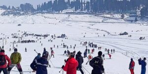 Colorful-cultural-events-enthral-tourists-at-Gulmarg-on-Christmas-25-3