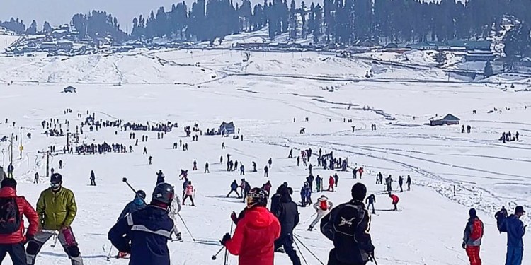 Colorful-cultural-events-enthral-tourists-at-Gulmarg-on-Christmas-25-3